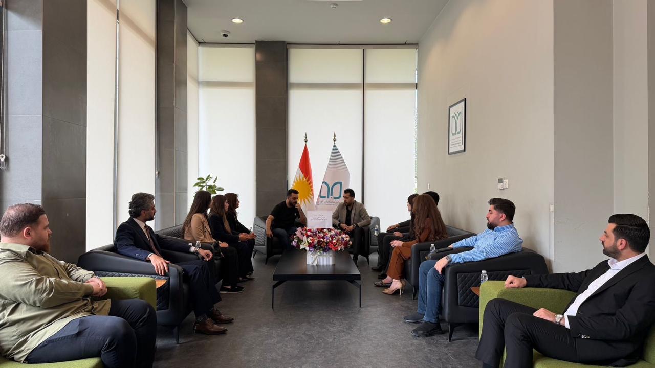 پێشکەشکردنی چەپكه گوڵی پيرۆزبایی لێپرسراوی ناوەندى کاروباری ياسايی (ی.ن.ک) بە بۆنەی یوبیلی زێڕینی دامەزراندی کۆمەڵەی خوێندکارانی کوردستان 